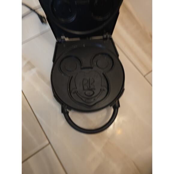 Disney Mickey's Single Waffler VillaWare Mickey Mouse Waffle Maker Model 5555-01 - Picture 9 of 16